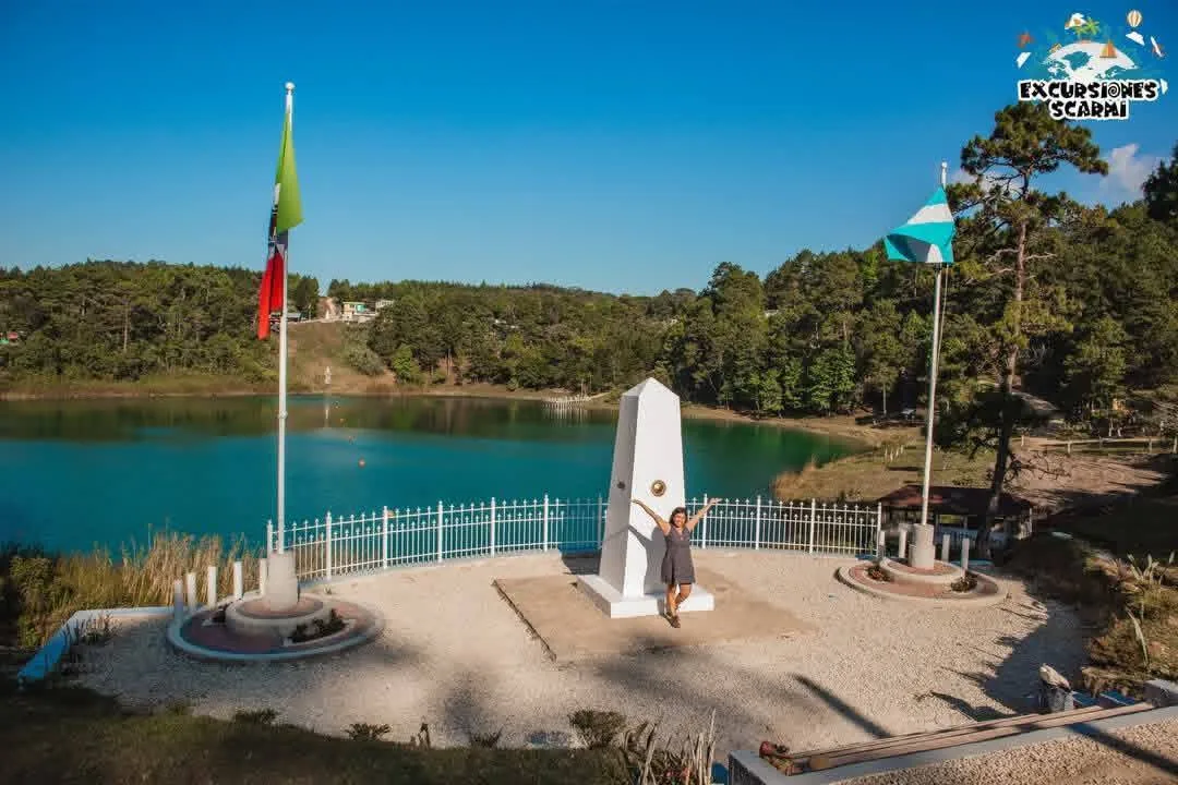 Laguna y monumento